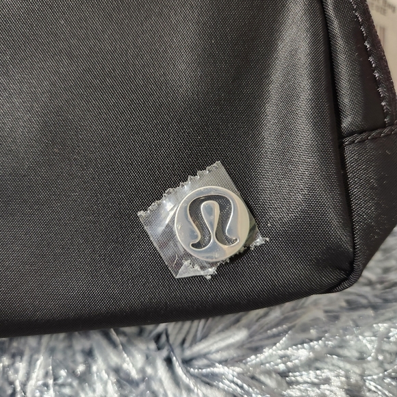 Lululemon Black and White Everywhere Belt Bag 1L - Picture 5 of 11
